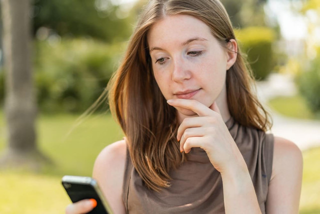 Schülerin bereitet ein Telefonat für die Bewerbung vor